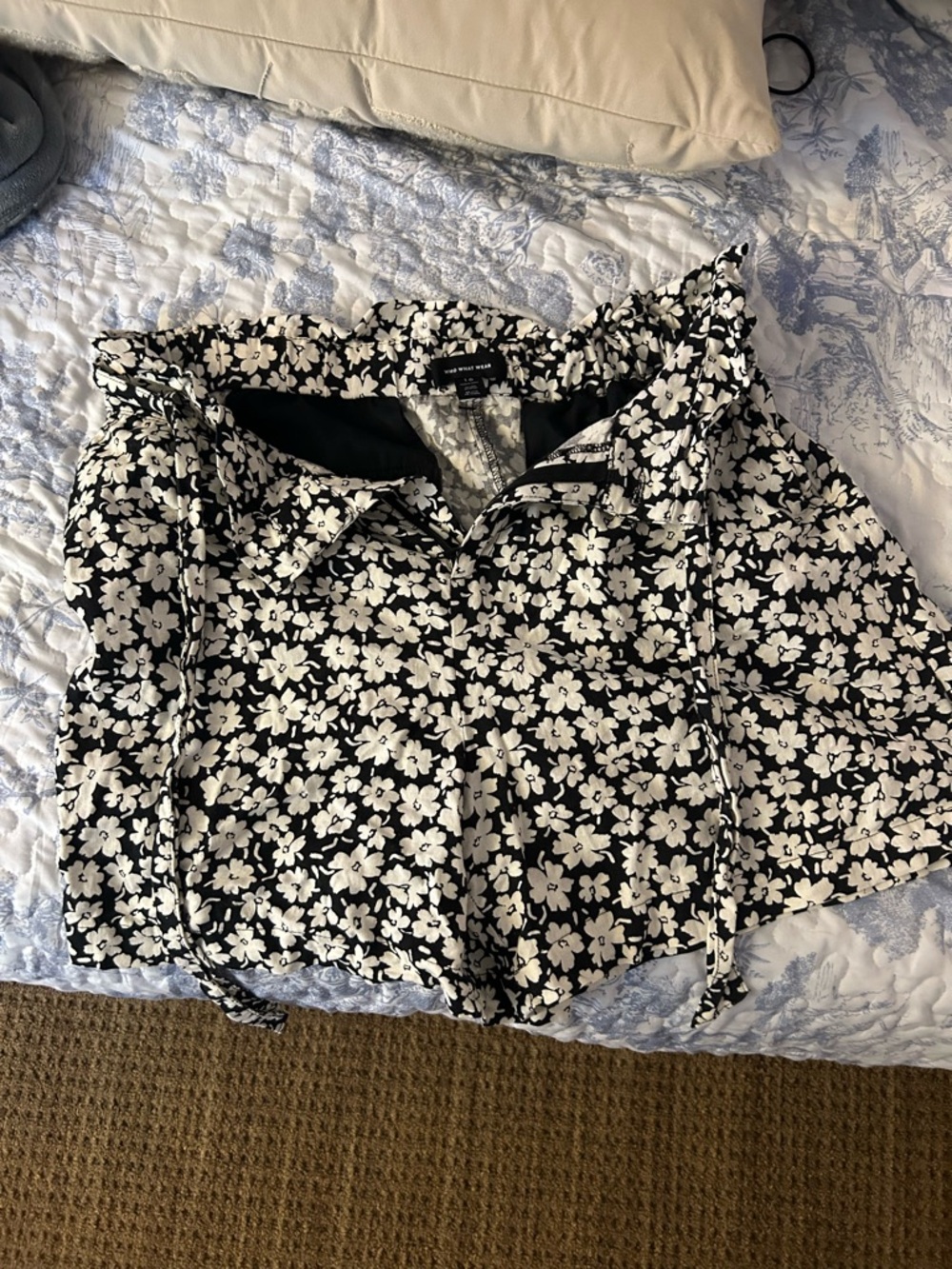 Who What Wear Black & White Floral Button-Down Top